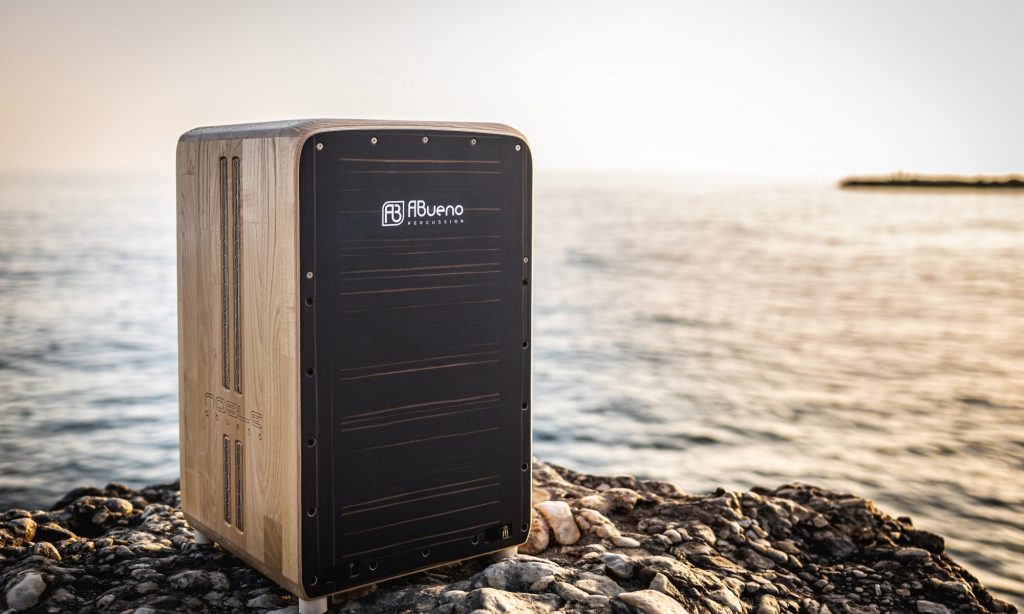 ABueno flamenco cajony